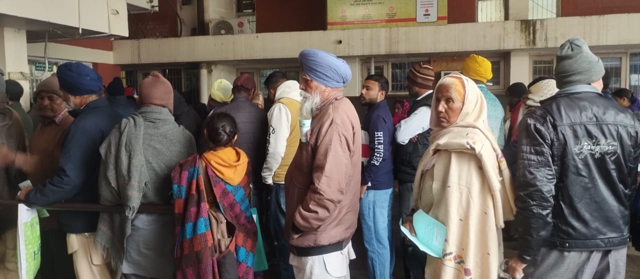 बाल रोग ओपीडी के बाहर बच्चों को लेकर बैठी महिलाएं। संवाद