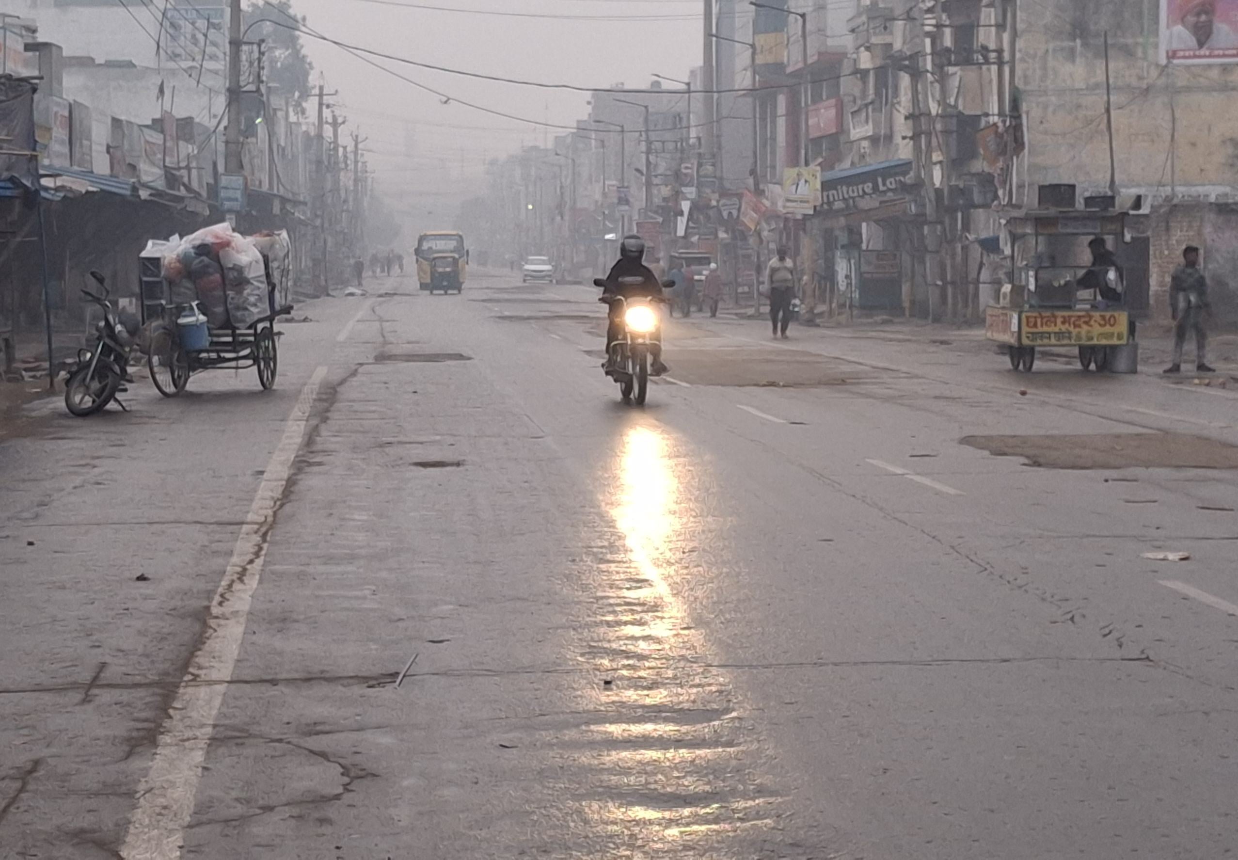 -फोटो 65 : छाता लेकर स्कूल जाते बच्चे। संवाद