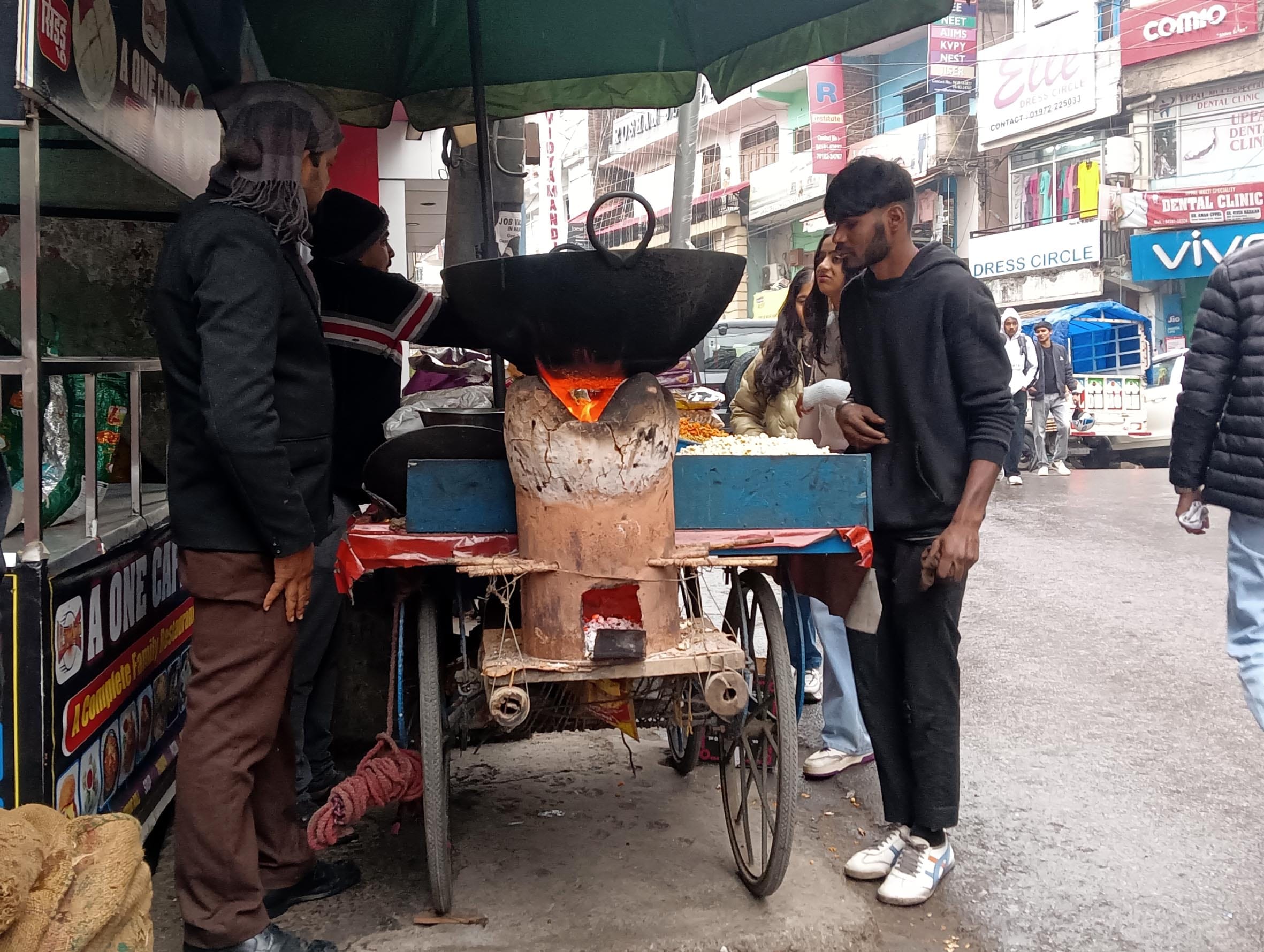 हमीरपुर बाजार में बिना नाम और नंबर प्लेट के लगाई गई रेहड़ी। संवाद