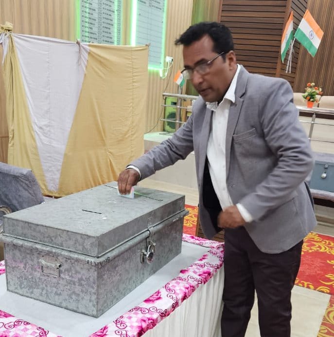 कैराना बार एसोसिऐशन का चुनाव जीतने के बाद खुशियां मनाते विजयी प्रत्याशी-संवाद कैराना बार एसोसिऐशन का चुनाव जीतने के बाद खुशियां मनाते विजयी प्रत्याशी-संवाद