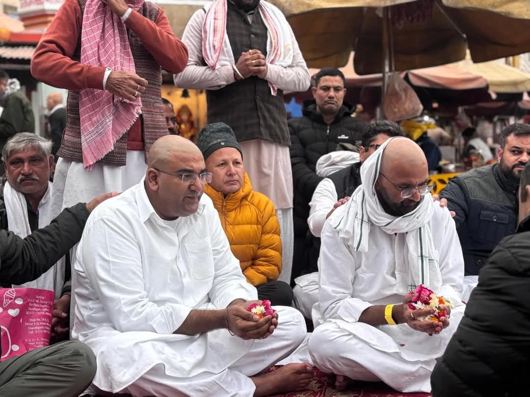 रक्षा मंत्री राजनाथ सिंह तेजा खेडा फार्म हाउस पर अभय सिंह चौटाला के साथ भोजन करते हुए। संवाद।