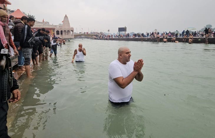रक्षा मंत्री राजनाथ सिंह तेजा खेडा फार्म हाउस पर अभय सिंह चौटाला के साथ भोजन करते हुए। संवाद।