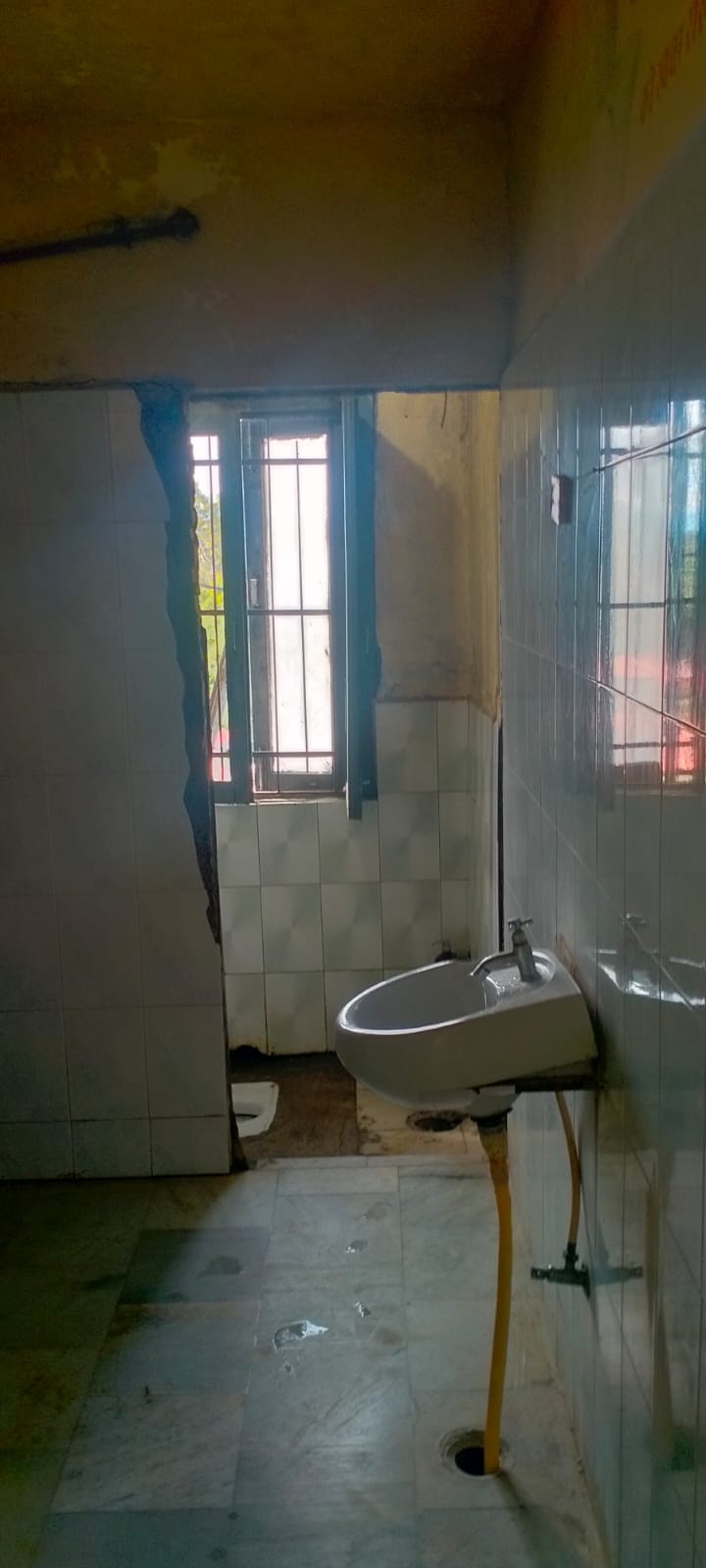 सिविल अस्पताल भोरंज के नए भवन के शौचालयों के दरवाजों में लटके ताले। स्रोत : संवाद सिविल अस्पताल भोरंज के नए भवन के शौचालयों के दरवाजों में लटके ताले। स्रोत : संवाद