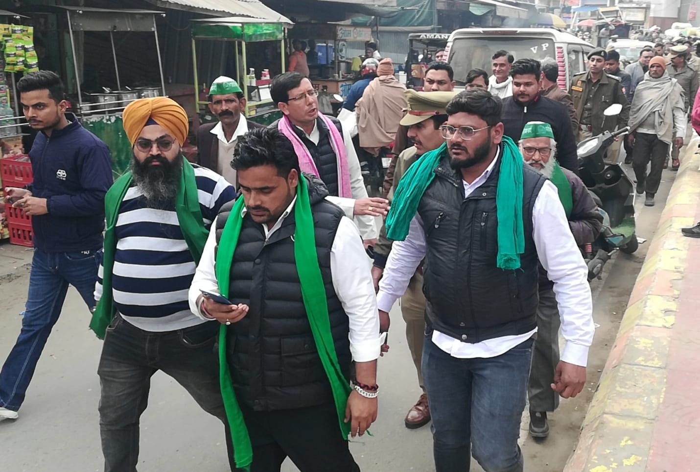 दौराला - दौराला थाने के सामने खुले आसमान के नीचे डिवाइडर पर धरना देते भाकियू संघर्ष मोर्चा के क