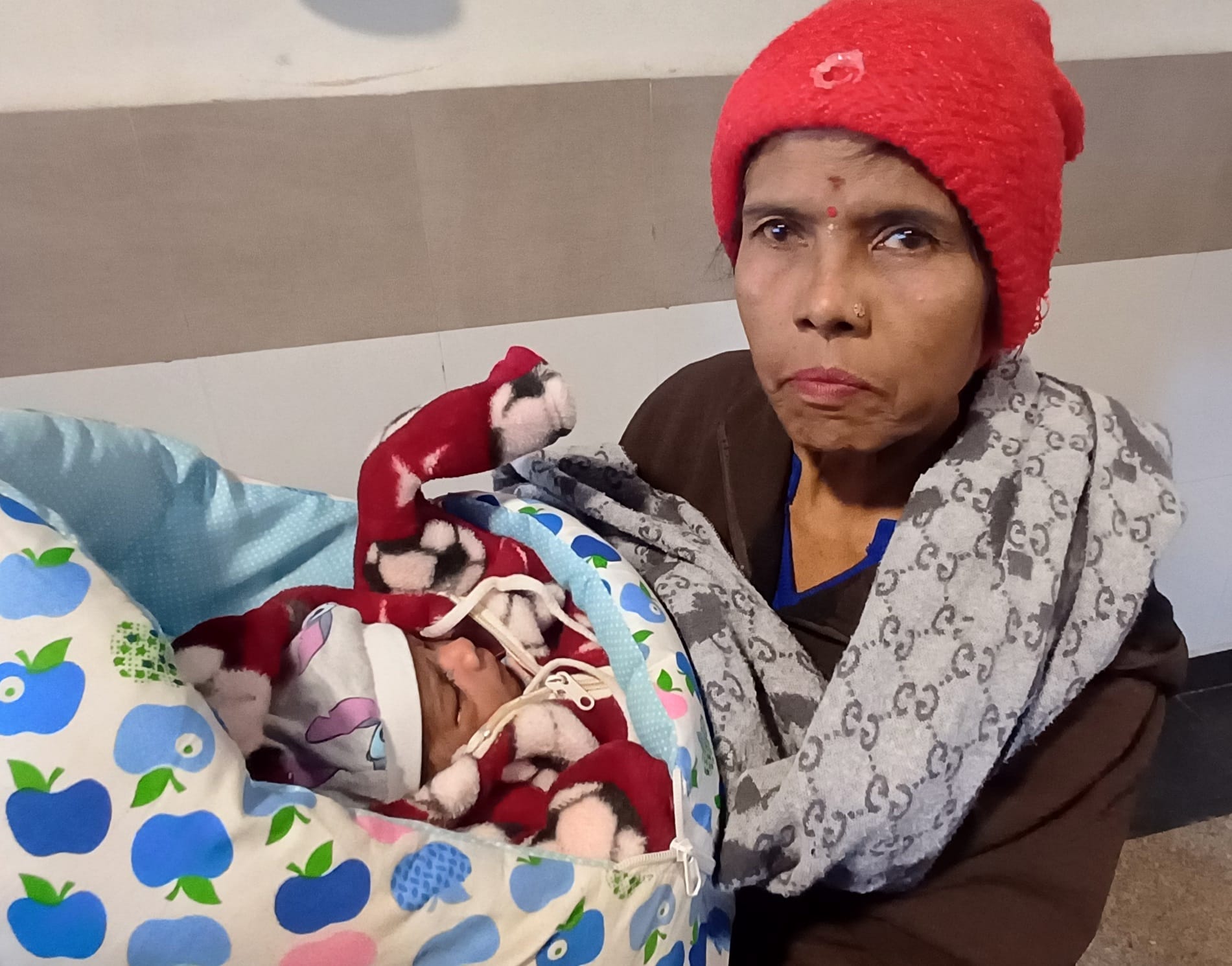 अंबाला छावनी नागरिक अस्पताल में आधार सेंटर पर परेशान होते लोग। संवाद अंबाला छावनी नागरिक अस्पताल में आधार सेंटर पर परेशान होते लोग। संवाद