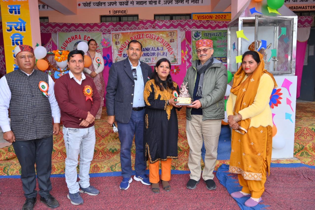 बनकला-2 स्कूल में विधायक अजय सोलंकी के साथ पुरस्कृत मेधावी बच्चे। संवाद