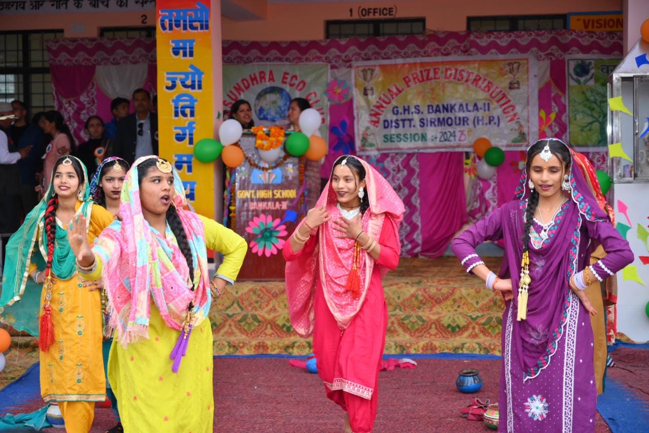 बनकला-2 स्कूल में विधायक अजय सोलंकी के साथ पुरस्कृत मेधावी बच्चे। संवाद बनकला-2 स्कूल में विधायक अजय सोलंकी के साथ पुरस्कृत मेधावी बच्चे। संवाद