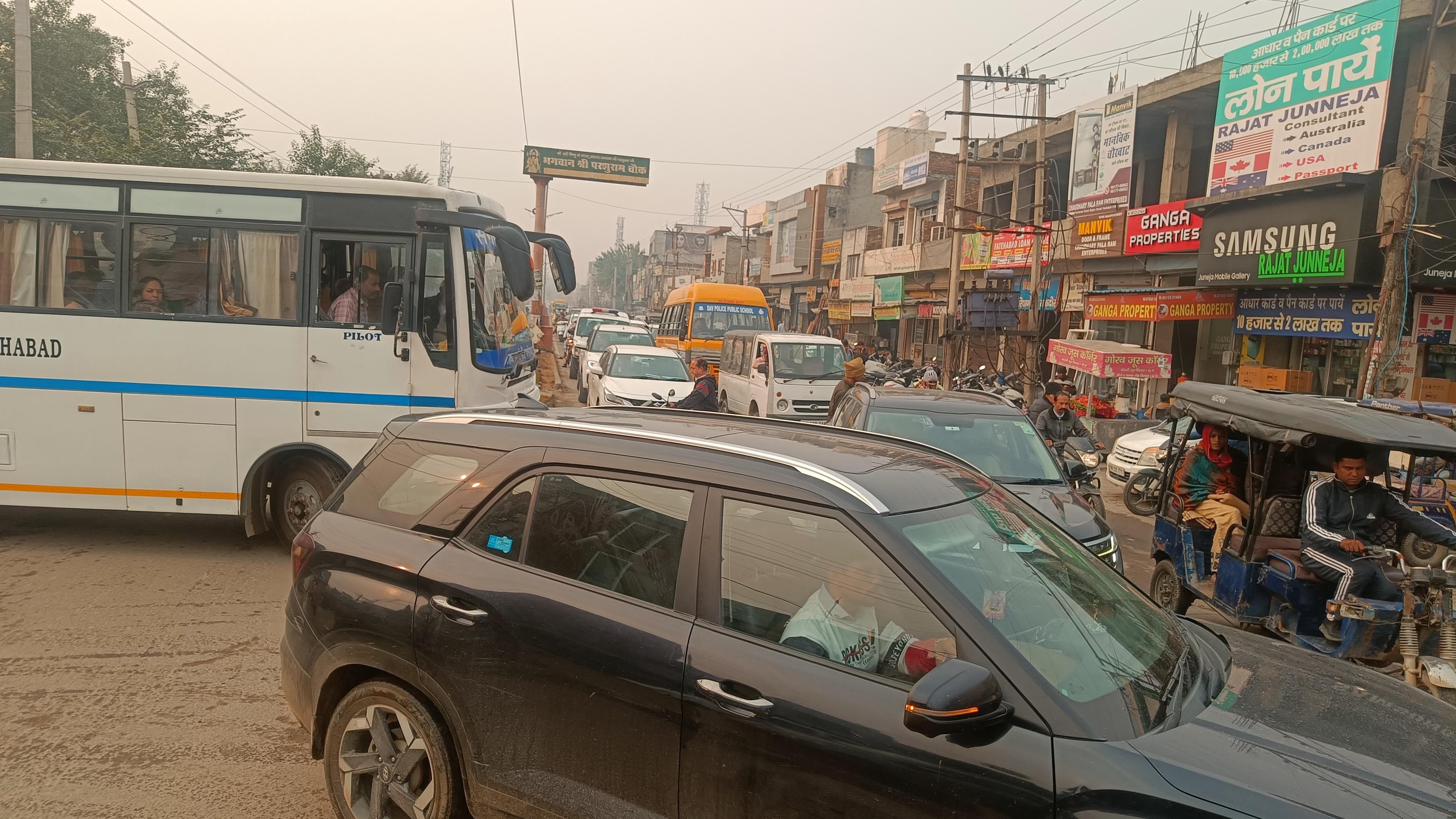 फतेहाबाद के बीघड़ चौक पर दोपहर के समय लगा लंबा जाम। संवाद