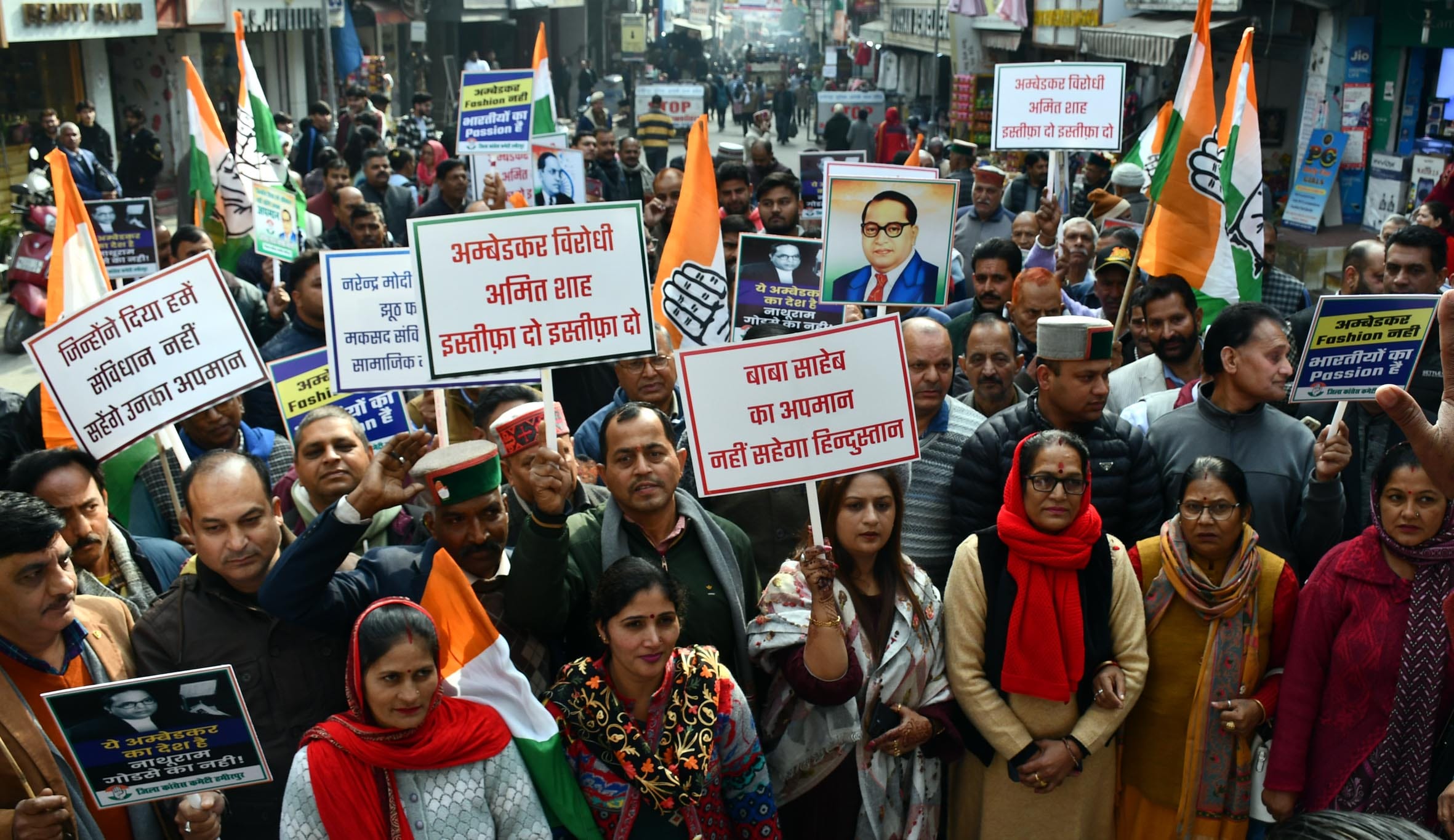 हमीरपुर में अंबेडकर सम्मान यात्रा निकालते हुए कांग्रेस पदाधिकारी व कार्यकर्ता। स्रोत : संवाद