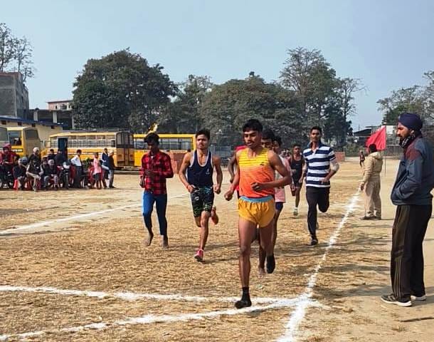 महंगापुर के श्री गुरु तेग बहादुर स्कूल में कबड्डी में प्रतिभाग करते स्कूली बच्चे। संवाद