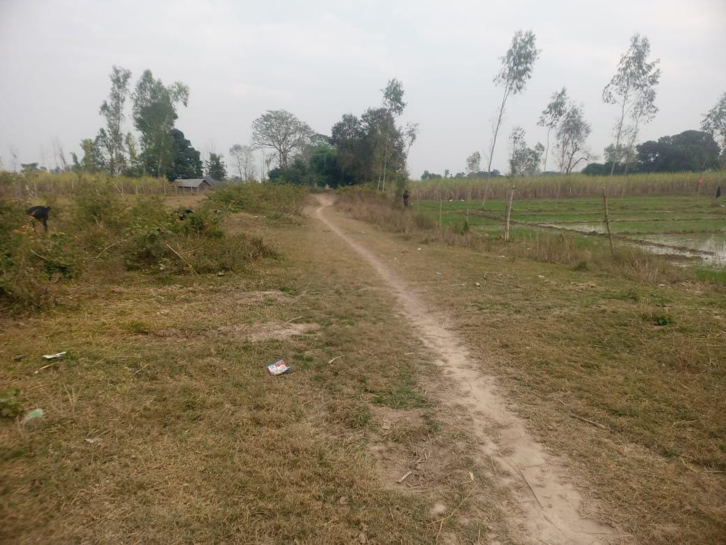 सीमावर्ती गांव बंदरभोज क्षेत्र में नेपाल के रास्ते पर जाते बाइक सवार। संवाद सीमावर्ती गांव बंदरभोज क्षेत्र में नेपाल के रास्ते पर जाते बाइक सवार। संवाद