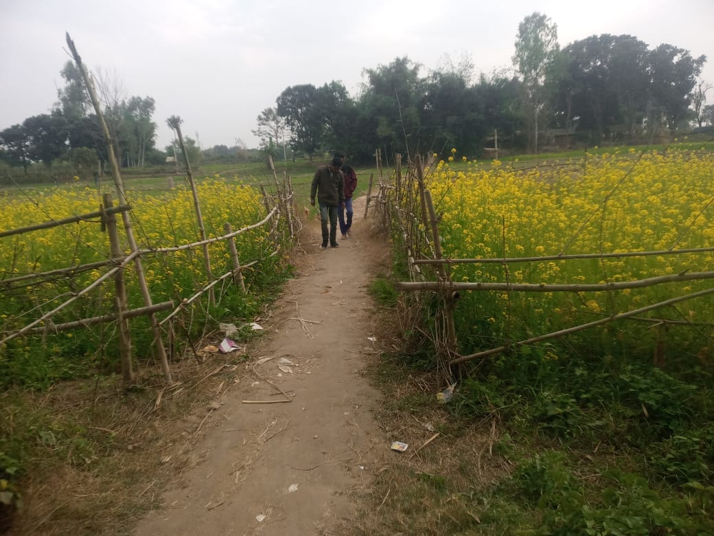 सीमावर्ती गांव बंदरभोज क्षेत्र में नेपाल के रास्ते पर जाते बाइक सवार। संवाद सीमावर्ती गांव बंदरभोज क्षेत्र में नेपाल के रास्ते पर जाते बाइक सवार। संवाद