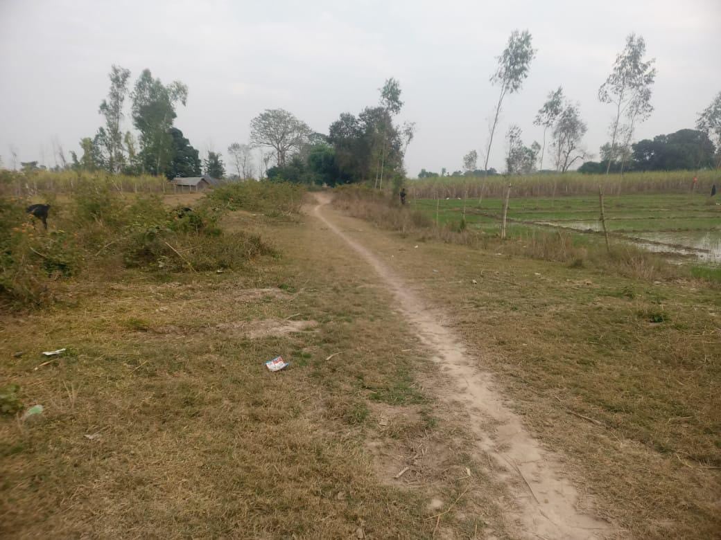 सीमावर्ती गांव बंदरभोज क्षेत्र में नेपाल के रास्ते पर जाते बाइक सवार। संवाद सीमावर्ती गांव बंदरभोज क्षेत्र में नेपाल के रास्ते पर जाते बाइक सवार। संवाद