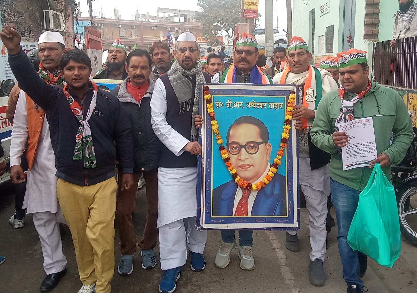 शामली कलक्ट्रेट में प्रदर्शन  करते बसपा कार्यकर्ता  । संवाद