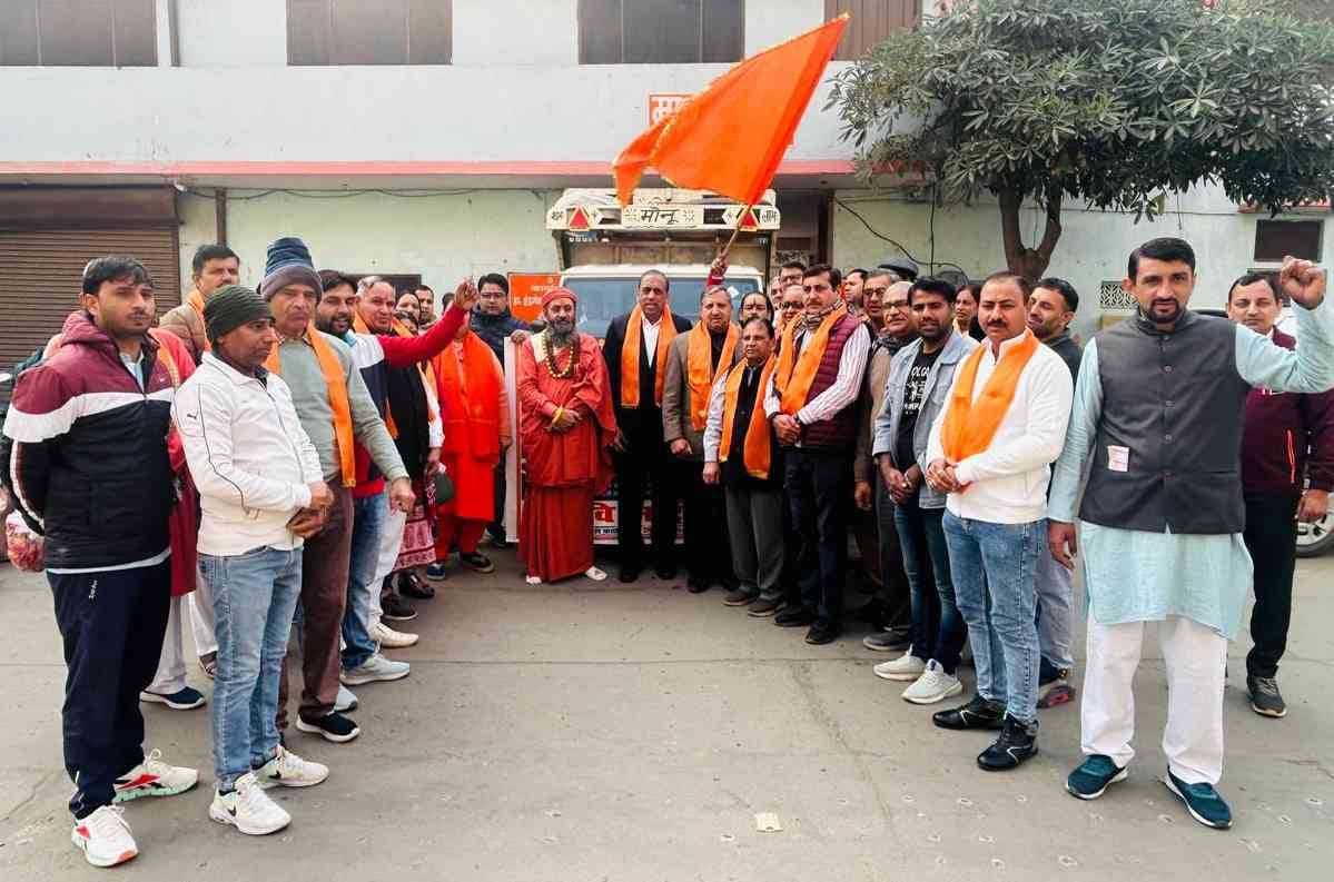 25सीटीके06..महाकुंभ के लिए सामना को खाना करते संत व भाजपा कार्यकर्ता। संवाद 25सीटीके06..महाकुंभ के लिए सामना को खाना करते संत व भाजपा कार्यकर्ता। संवाद