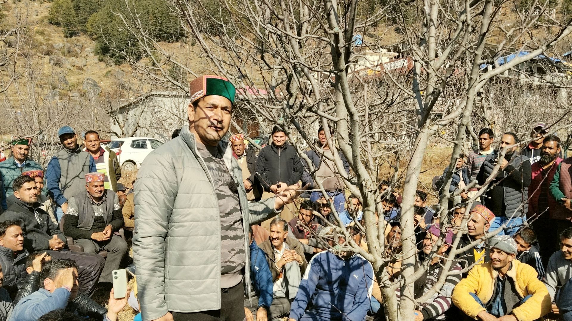 आनी के कराणा गांव में आयोजित शिविर में मौजूद बागवान। संवाद