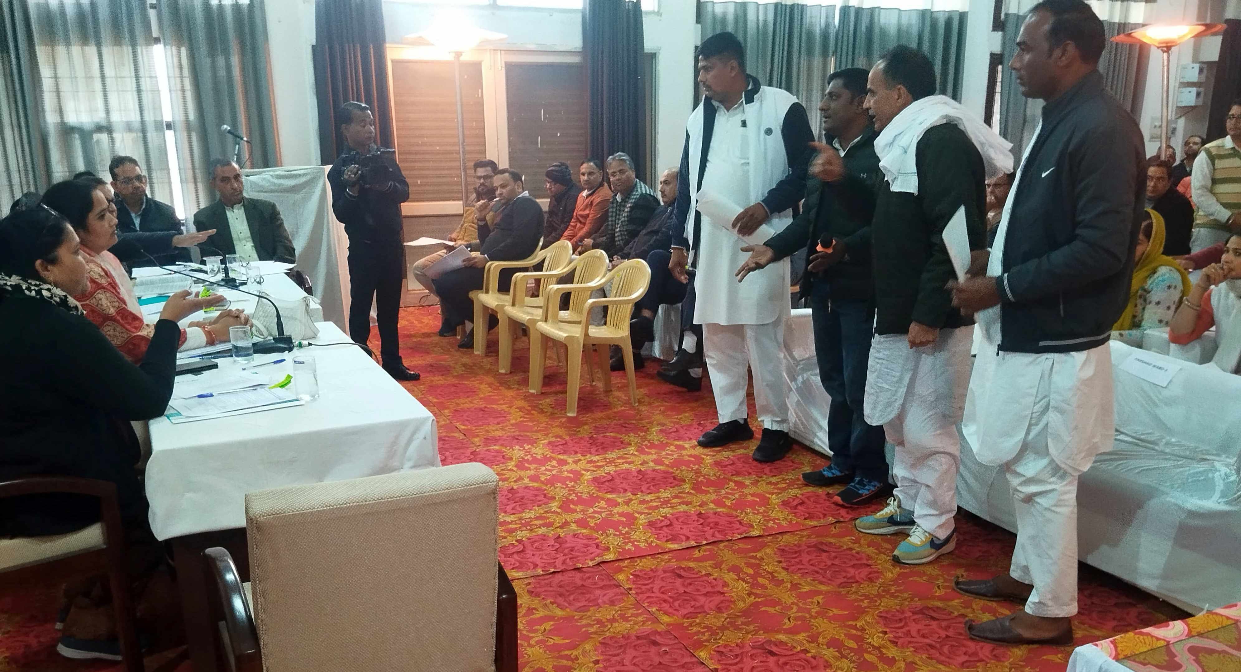 जिला परिषद की बैठक से उठकर एक बार के लिए बाहर जाते विपक्षी खेमे के पार्षद। संवाद जिला परिषद की बैठक से उठकर एक बार के लिए बाहर जाते विपक्षी खेमे के पार्षद। संवाद