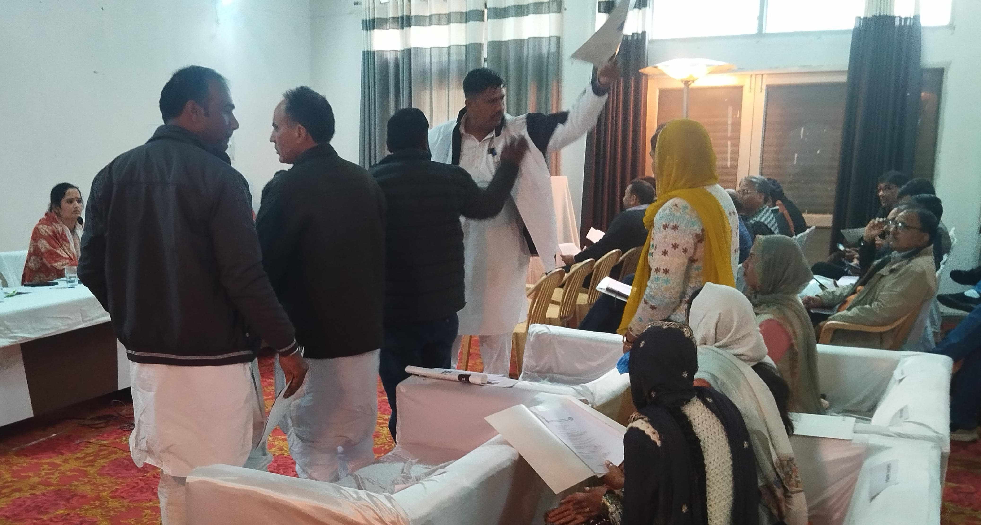 जिला परिषद की बैठक से उठकर एक बार के लिए बाहर जाते विपक्षी खेमे के पार्षद। संवाद जिला परिषद की बैठक से उठकर एक बार के लिए बाहर जाते विपक्षी खेमे के पार्षद। संवाद