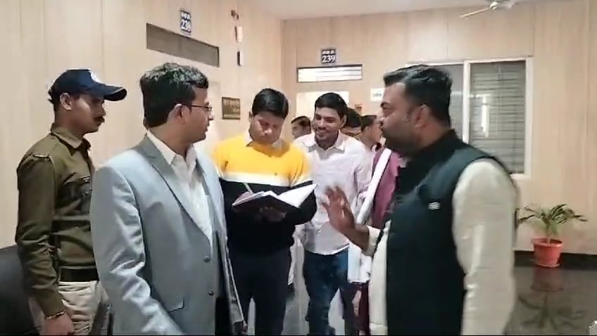 कलेक्टर से मिले भाजपा व कांग्रेस के पार्षद, कहा - नपा अध्यक्ष है निष्क्रिय, हम लाएंगे अविश्वास 