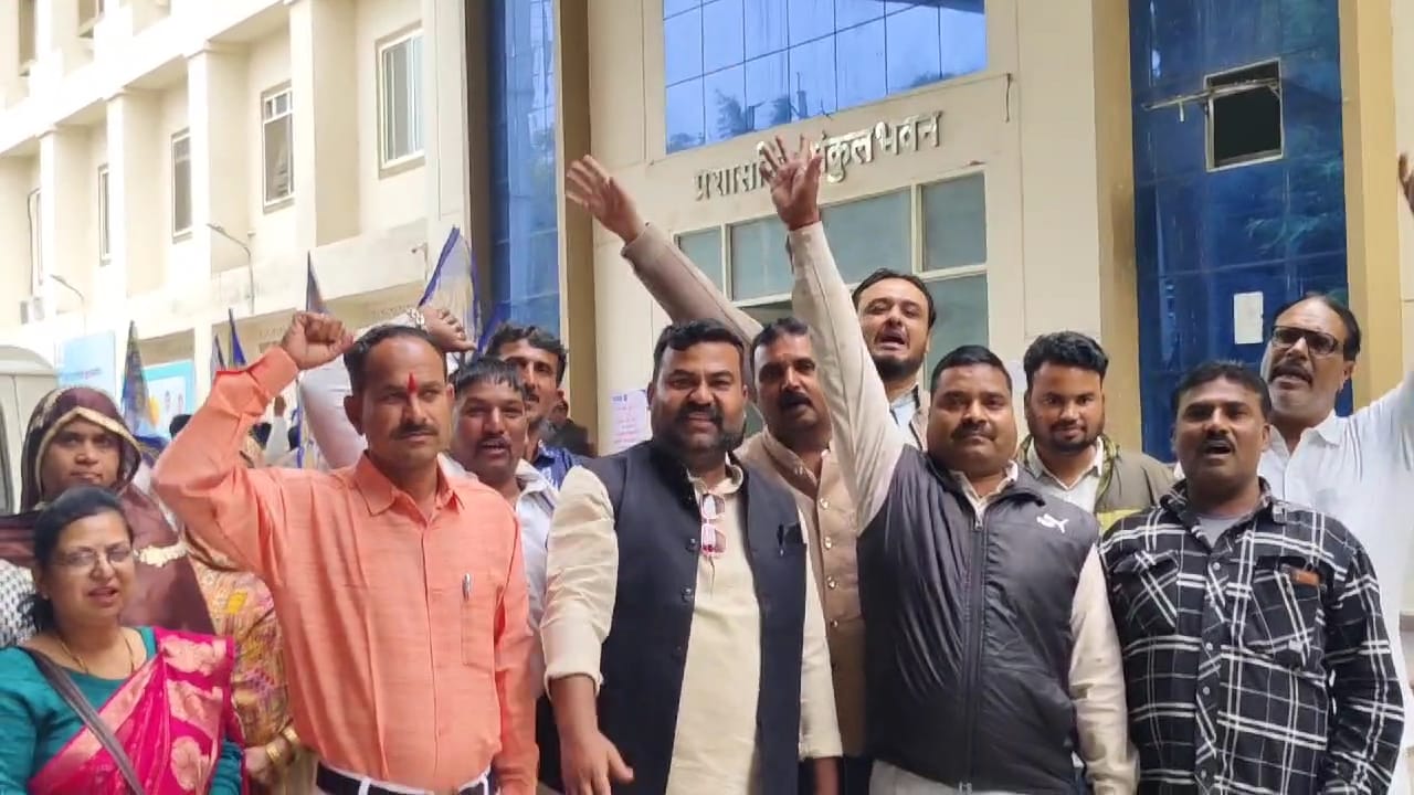 कलेक्टर से मिले भाजपा व कांग्रेस के पार्षद, कहा - नपा अध्यक्ष है निष्क्रिय, हम लाएंगे अविश्वास 
