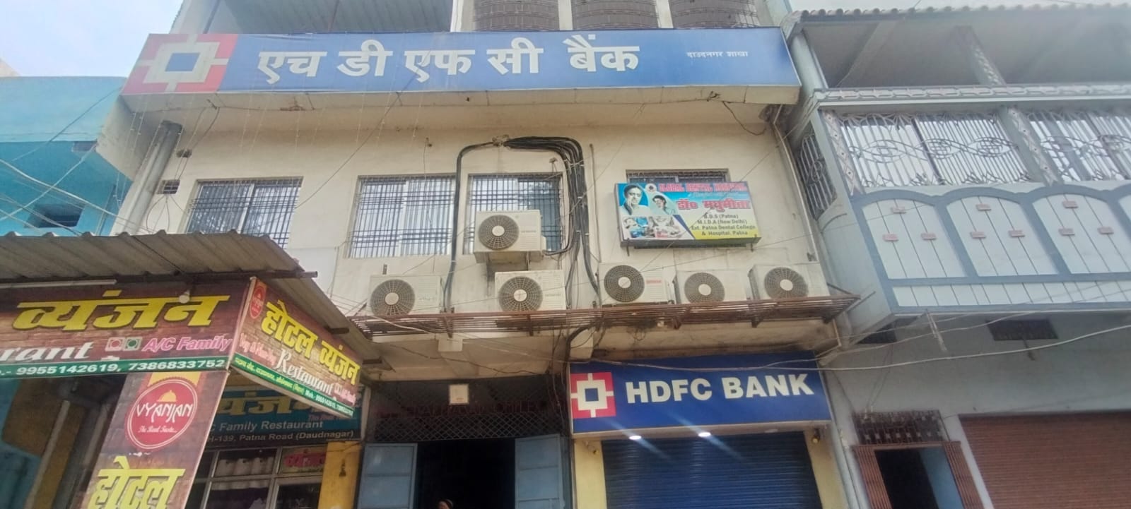कटा हुआ एटीएम मशीन, एटीएम व एटीएम का गिरा हुआ शटर
