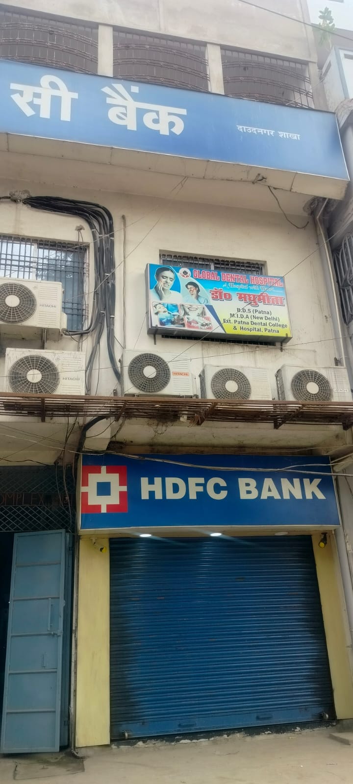 कटा हुआ एटीएम मशीन, एटीएम व एटीएम का गिरा हुआ शटर