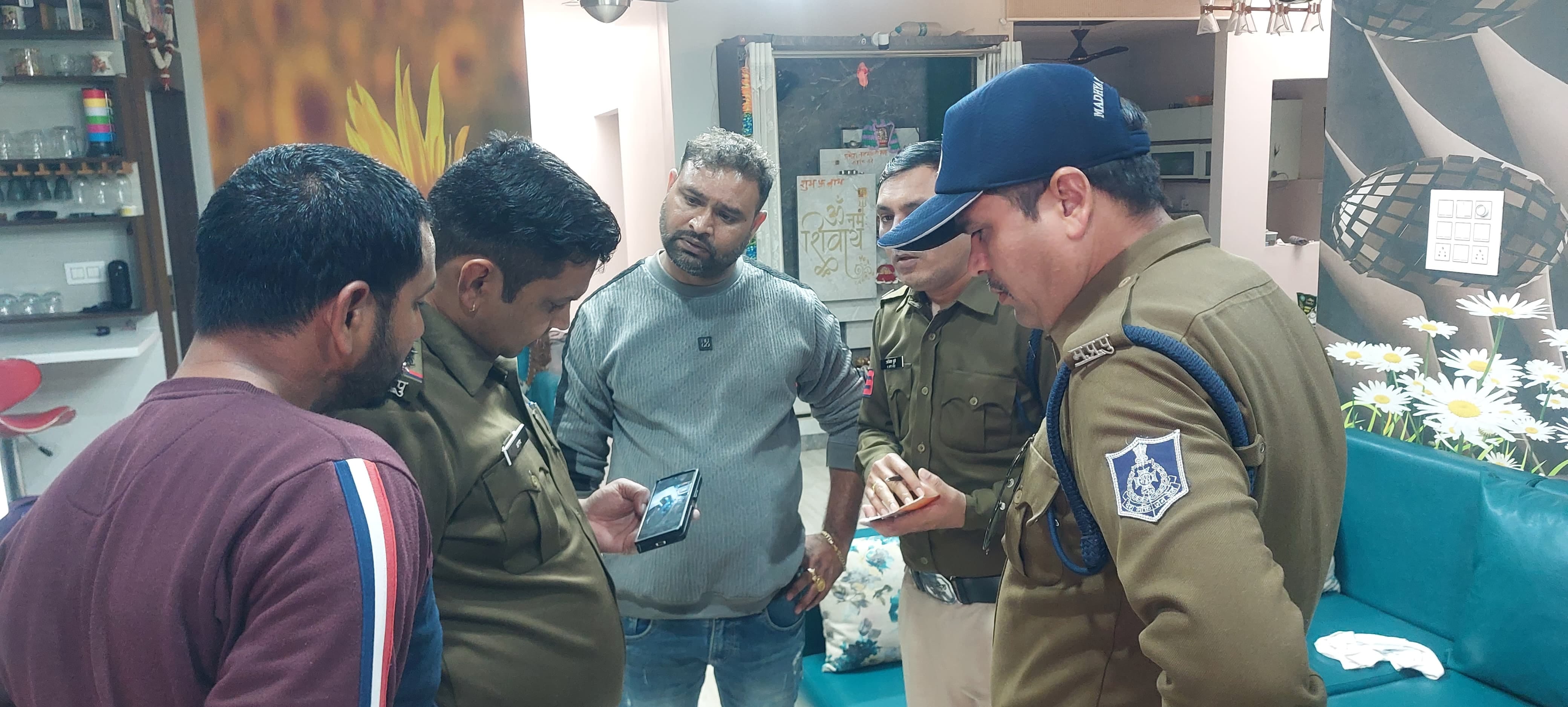 मामले की जांच करती पुलिस