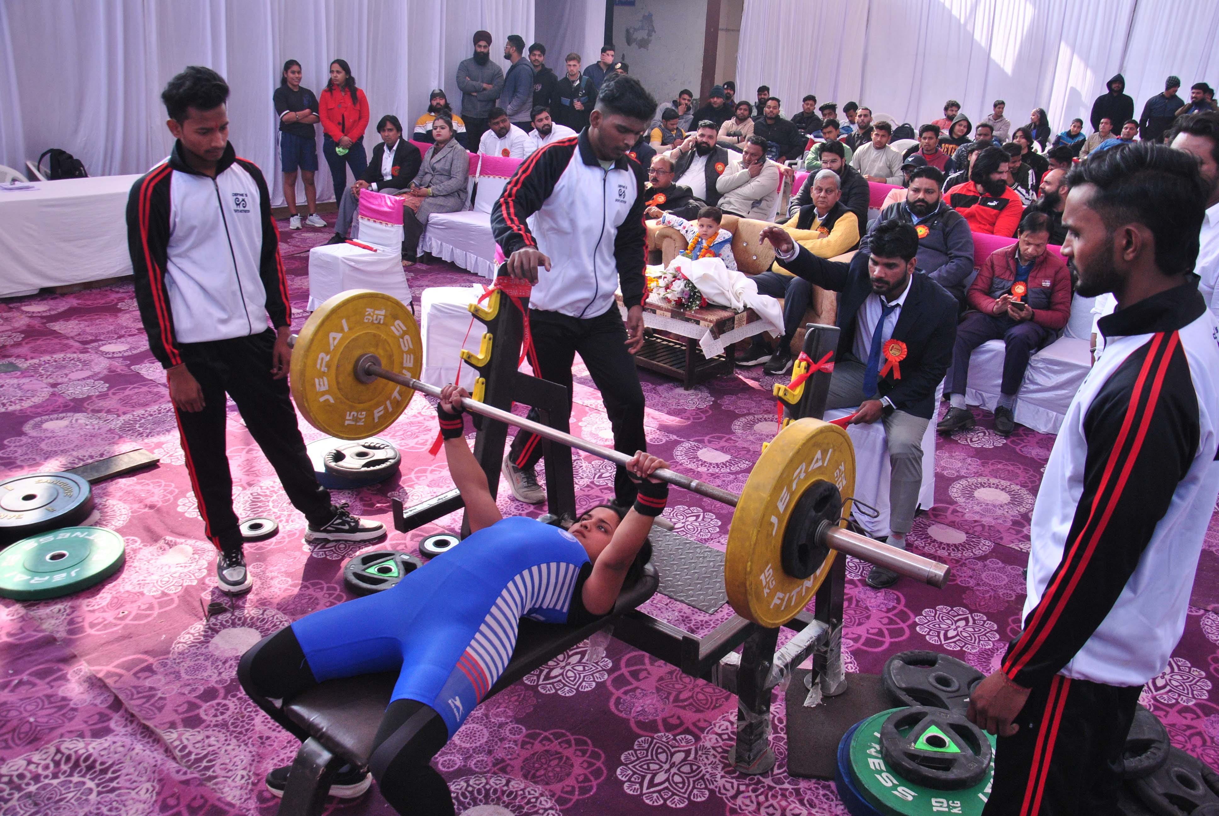 मेरठ-----कैलाश प्रकाश स्पोटर्स स्टेडियम में मेरठ महोत्सव के तहत वॉलीबाल प्रतियोगिता भ्डि़ते ि
