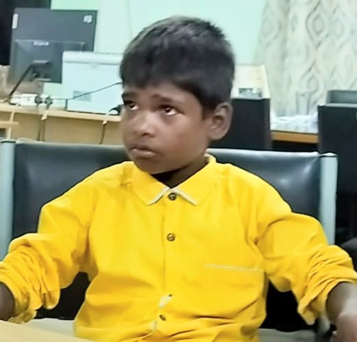 रवाना होने से पूर्व सौरभ से मिलते डीएम रवाना होने से पूर्व सौरभ से मिलते डीएम