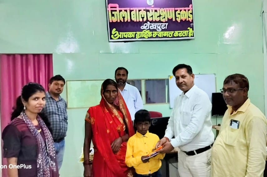 रवाना होने से पूर्व सौरभ से मिलते डीएम रवाना होने से पूर्व सौरभ से मिलते डीएम