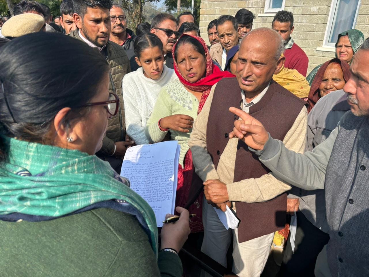 सेरा में जन समस्याएं सुनती देहरा विधायक कमलेश ठाकुर। संवाद सेरा में जन समस्याएं सुनती देहरा विधायक कमलेश ठाकुर। संवाद
