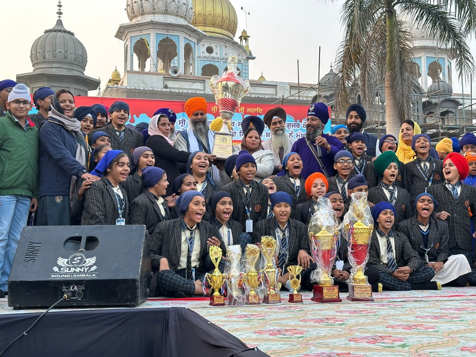 शहीदी सभा में अभिभावक प्रतियोगिता के दौरान विजेता प्रतिभागी को सम्मानित करते गणमान्य। संवाद शहीदी सभा में अभिभावक प्रतियोगिता के दौरान विजेता प्रतिभागी को सम्मानित करते गणमान्य। संवाद