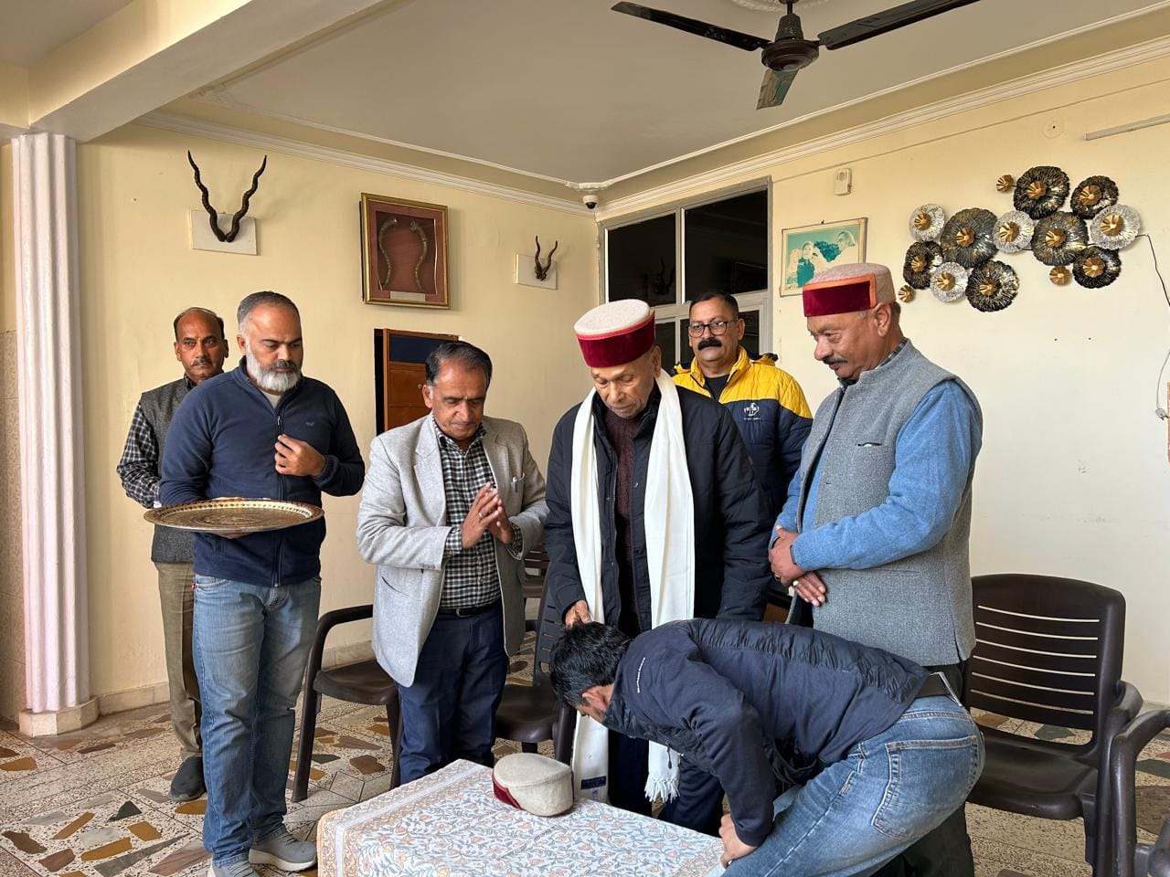टौणीदेवी अस्पताल में फल वितरण करते भाजपा नेता। भाजपा। टौणीदेवी अस्पताल में फल वितरण करते भाजपा नेता। भाजपा।