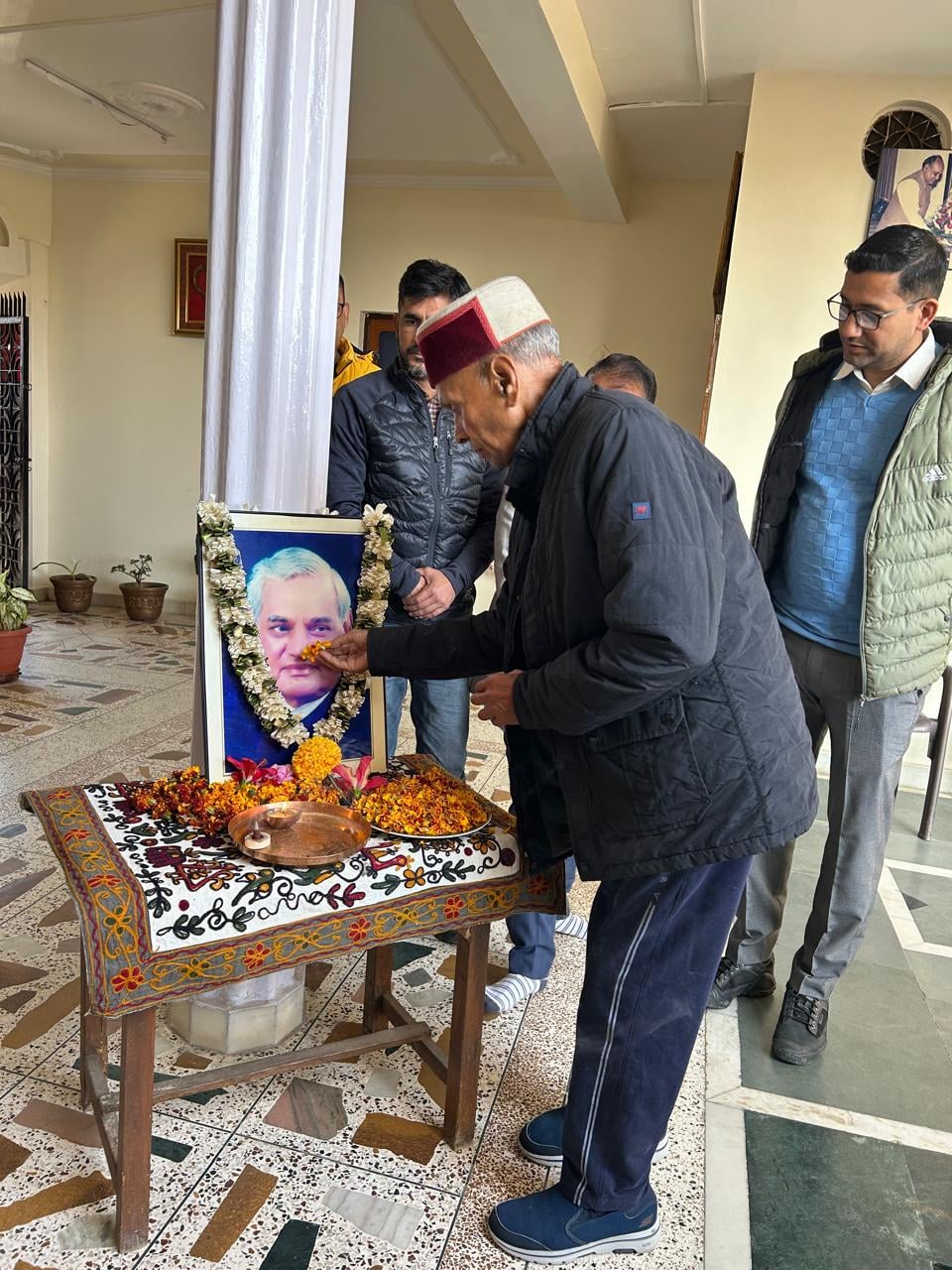 टौणीदेवी अस्पताल में फल वितरण करते भाजपा नेता। भाजपा। टौणीदेवी अस्पताल में फल वितरण करते भाजपा नेता। भाजपा।