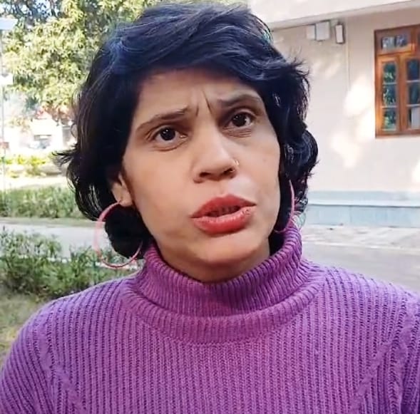 दुधवा पार्क के नकउहा नाले में धूप सेंकते मगरमच्छ। संवाद