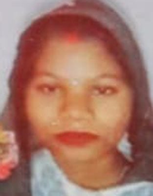 उझानी के निजी अस्पताल में विवाहिता की मौत के बाद गमगीन महिलाएं। संवाद उझानी के निजी अस्पताल में विवाहिता की मौत के बाद गमगीन महिलाएं। संवाद