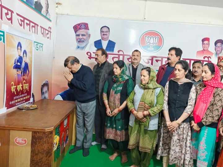 नादौन में वीर बाल दिवस पर गुरुद्वारा के बाहर भाजपा मंडल सदस्य। स्रोत: भाजपा नादौन में वीर बाल दिवस पर गुरुद्वारा के बाहर भाजपा मंडल सदस्य। स्रोत: भाजपा