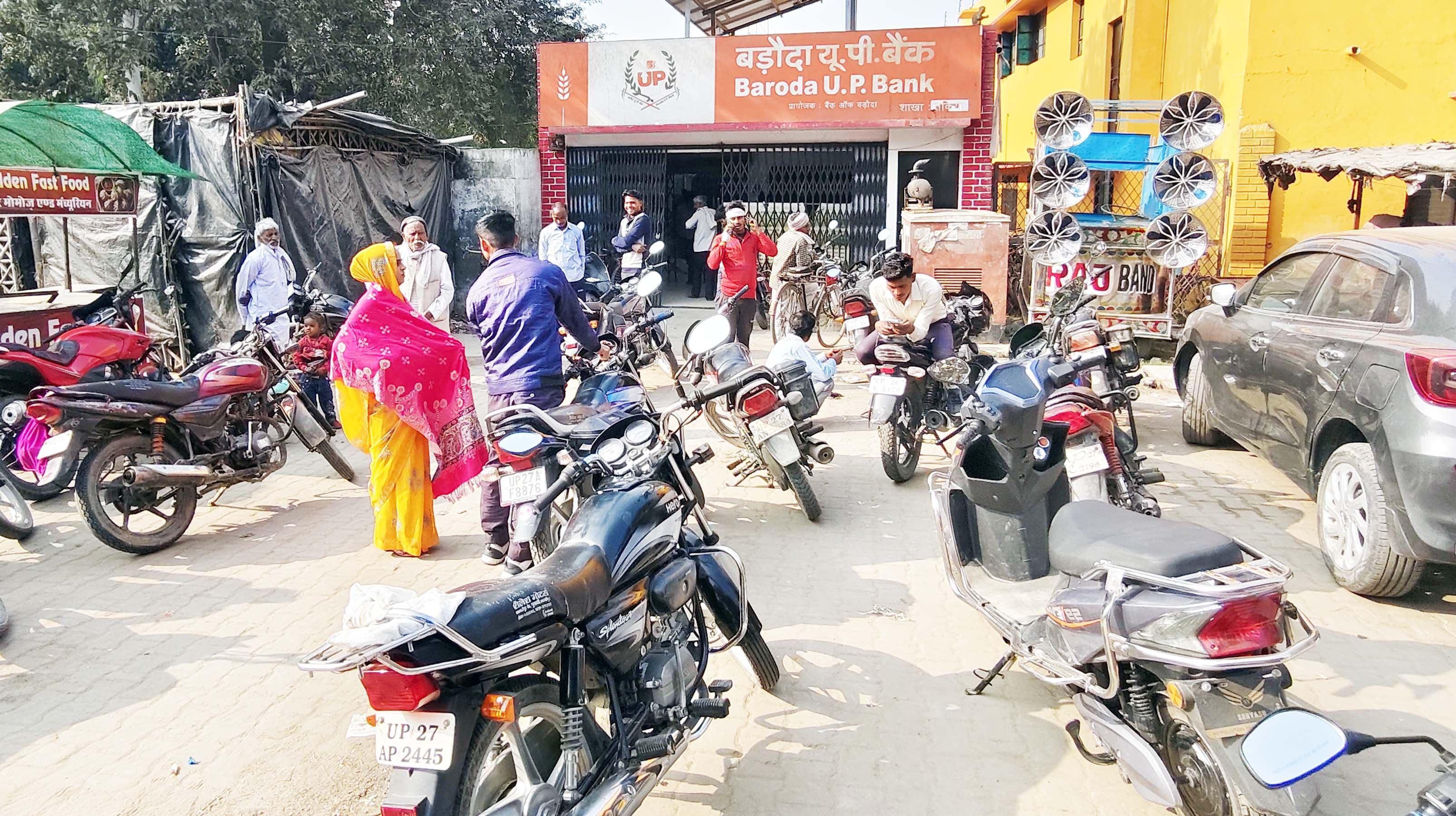 पुवायां में राजा मार्केट स्थित एसबीआई शाखा। संवाद पुवायां में राजा मार्केट स्थित एसबीआई शाखा। संवाद