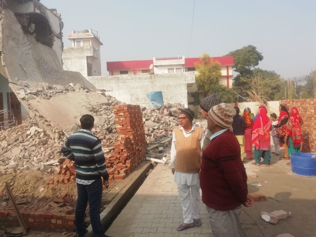 शामली में करोड़ी मार्ग पर गिरा  दो मंजिला मकान।संवाद