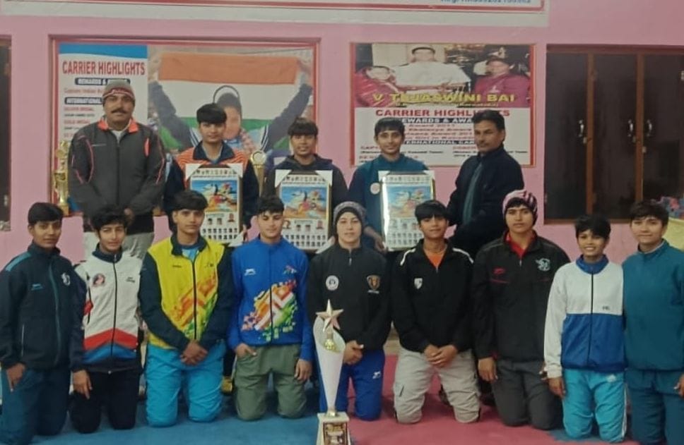 27जेएनडी32: प्रतियोगिता में विजेता खिलाड़ियों का अकादमी में पहुंचने पर सम्मान करते हुए कोच। स् 27जेएनडी32: प्रतियोगिता में विजेता खिलाड़ियों का अकादमी में पहुंचने पर सम्मान करते हुए कोच। स्