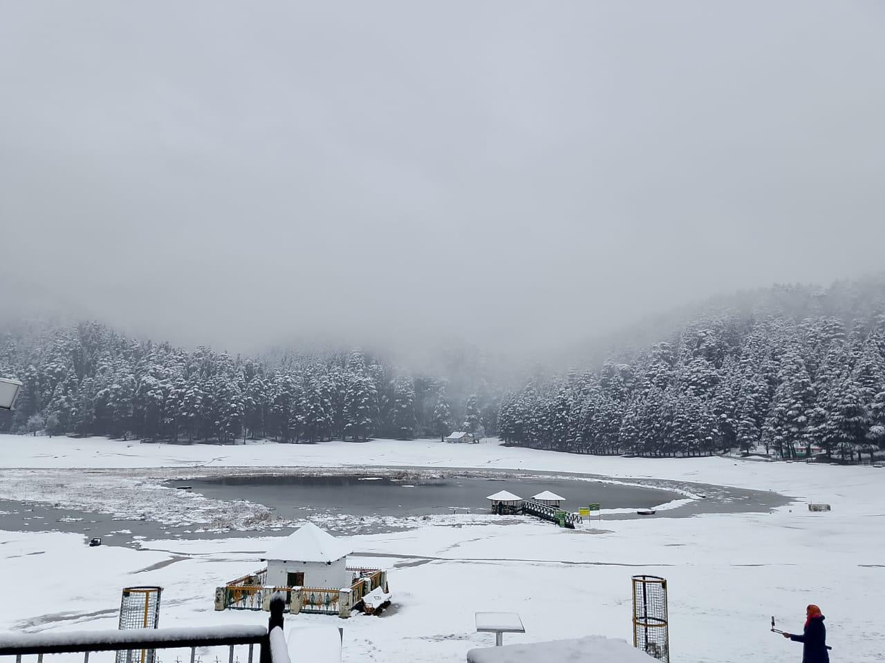 भरमौर तहसील मुख्यालय में ताजा बर्फबारी से लदा एंबुलेंस वाहन। भरमौर तहसील मुख्यालय में ताजा बर्फबारी से लदा एंबुलेंस वाहन।