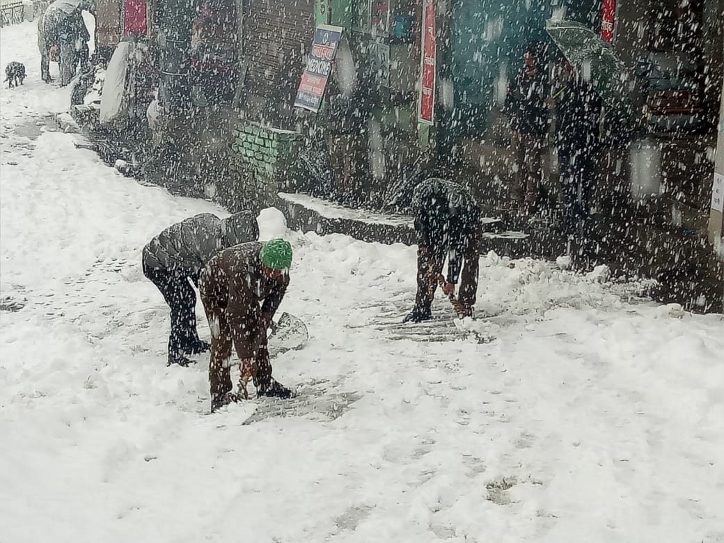 भरमौर तहसील मुख्यालय में ताजा बर्फबारी से लदा एंबुलेंस वाहन। भरमौर तहसील मुख्यालय में ताजा बर्फबारी से लदा एंबुलेंस वाहन।