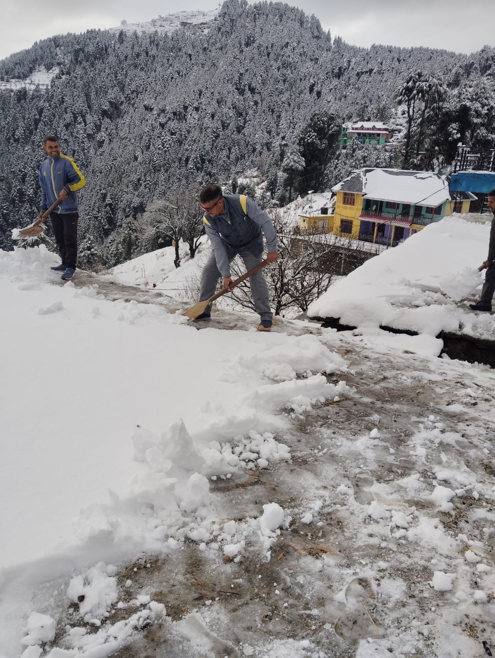 भरमौर तहसील मुख्यालय में ताजा बर्फबारी से लदा एंबुलेंस वाहन। भरमौर तहसील मुख्यालय में ताजा बर्फबारी से लदा एंबुलेंस वाहन।