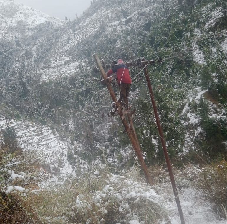 भरमौर तहसील मुख्यालय में ताजा बर्फबारी से लदा एंबुलेंस वाहन। भरमौर तहसील मुख्यालय में ताजा बर्फबारी से लदा एंबुलेंस वाहन।