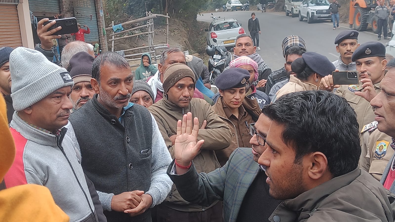 सुजानपुर से थुरल एनएच पर कुठेड़ा(उबक)क्षेत्र मंदिर हटाए जाने के विरोध में प्रदर्शनर करते ग्रामी सुजानपुर से थुरल एनएच पर कुठेड़ा(उबक)क्षेत्र मंदिर हटाए जाने के विरोध में प्रदर्शनर करते ग्रामी