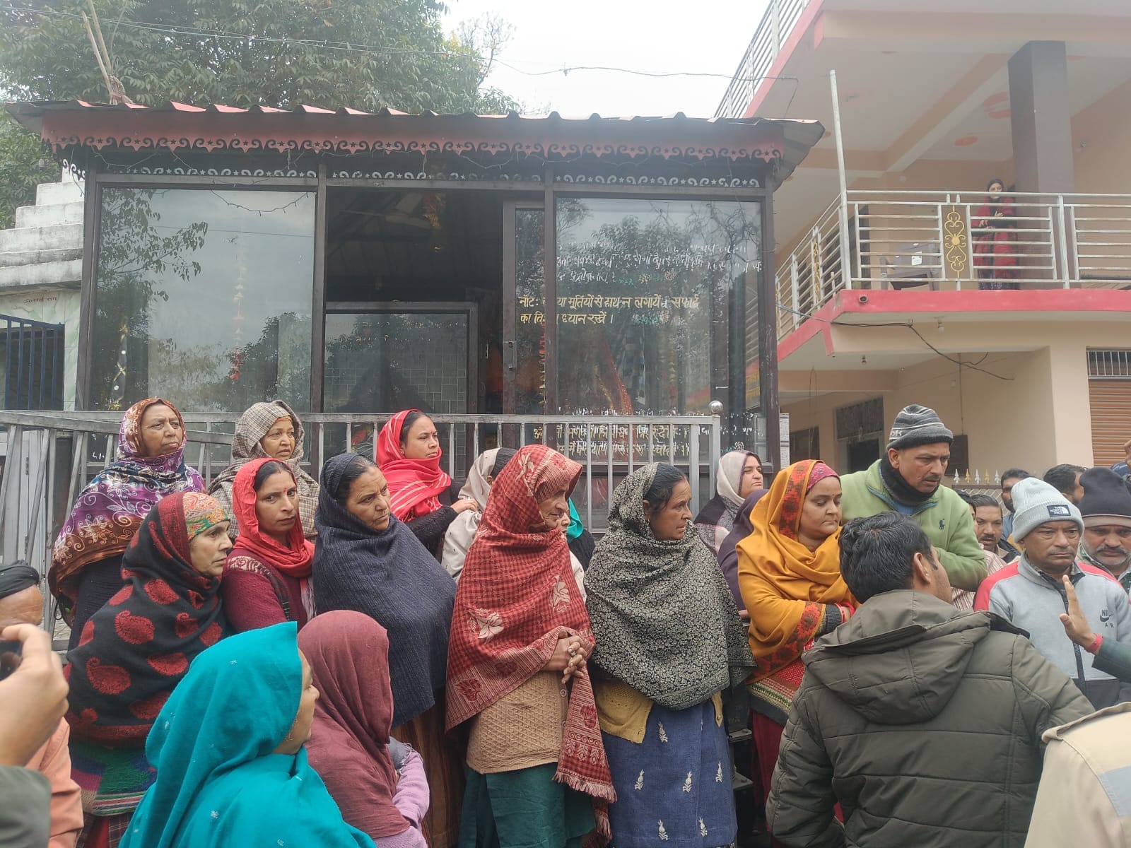 सुजानपुर से थुरल एनएच पर कुठेड़ा(उबक)क्षेत्र मंदिर हटाए जाने के विरोध में प्रदर्शनर करते ग्रामी सुजानपुर से थुरल एनएच पर कुठेड़ा(उबक)क्षेत्र मंदिर हटाए जाने के विरोध में प्रदर्शनर करते ग्रामी