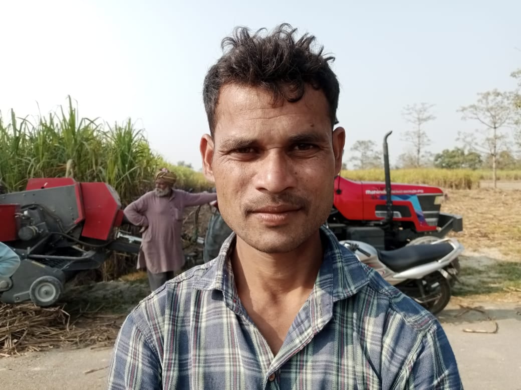 सड़क किनारे फसल को नष्ट कर खोदी गई खाईं। संवाद