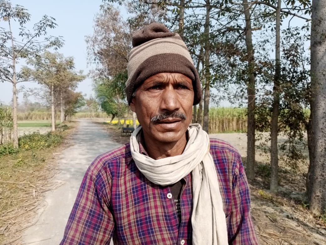सड़क किनारे फसल को नष्ट कर खोदी गई खाईं। संवाद