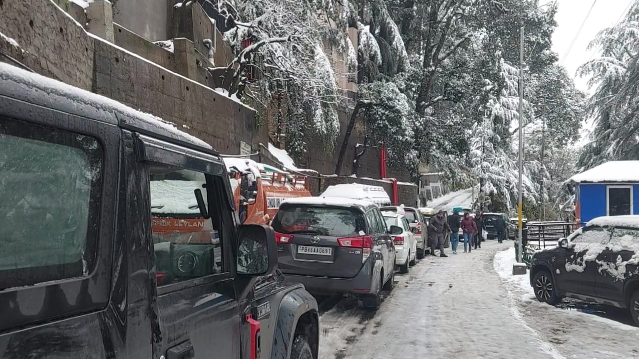 ताजा बर्फबारी के बीच फिसल रहे पर्यटकों के वाहन को धक्का देकर आगे निकालने में जुटे पर्यटक। ताजा बर्फबारी के बीच फिसल रहे पर्यटकों के वाहन को धक्का देकर आगे निकालने में जुटे पर्यटक।
