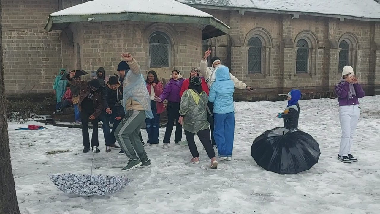 ताजा बर्फबारी के बीच फिसल रहे पर्यटकों के वाहन को धक्का देकर आगे निकालने में जुटे पर्यटक। ताजा बर्फबारी के बीच फिसल रहे पर्यटकों के वाहन को धक्का देकर आगे निकालने में जुटे पर्यटक।